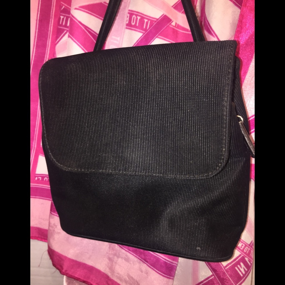 Fossil’s Black Magnetic Snap Flap Crossbody Bag